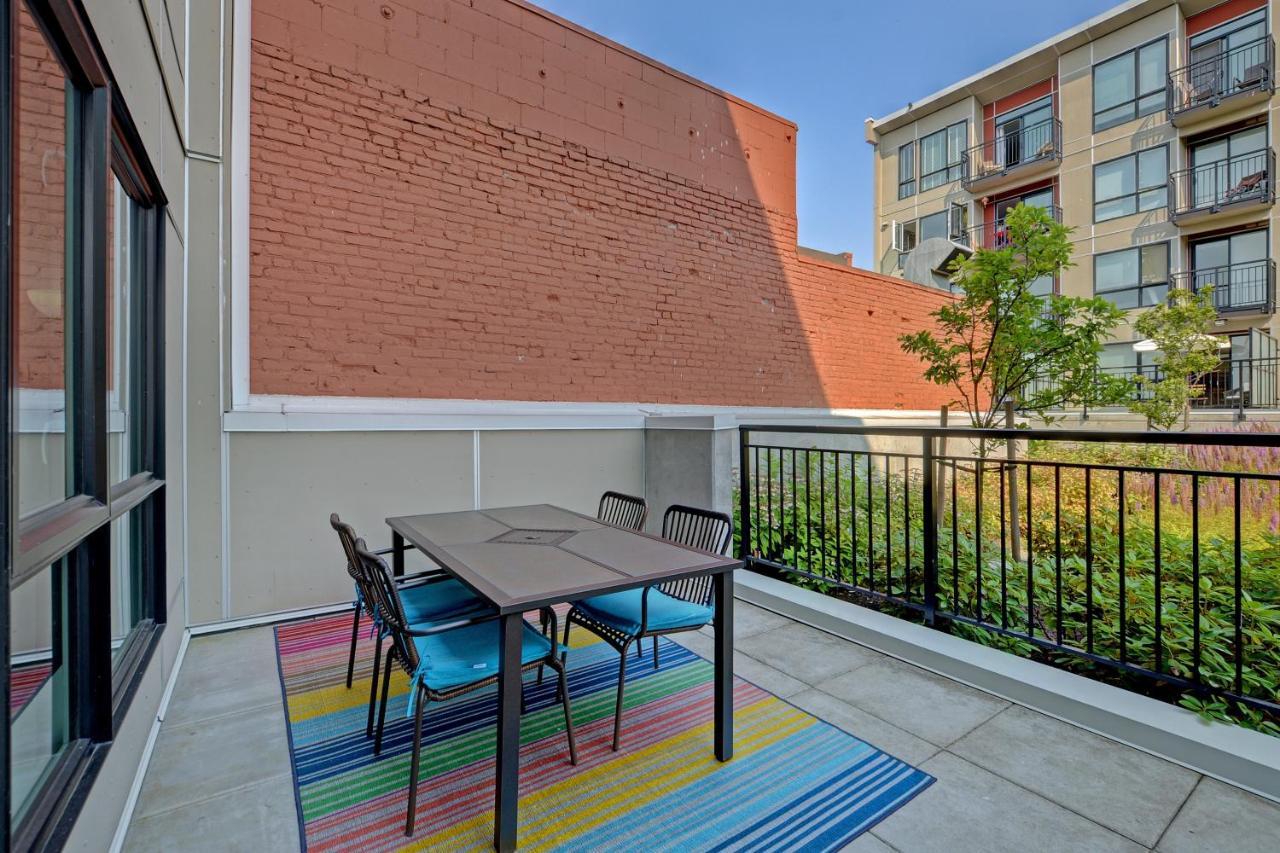Gorgeous Old Town Condo With Patio And Parking! Victoria Extérieur photo